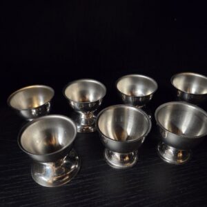 Set van 7 aluminium eierdopjes
